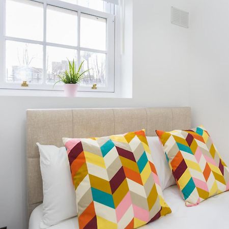 City Centre One Bedroom Apartment Next To Station, Newly Renovated Londen Buitenkant foto
