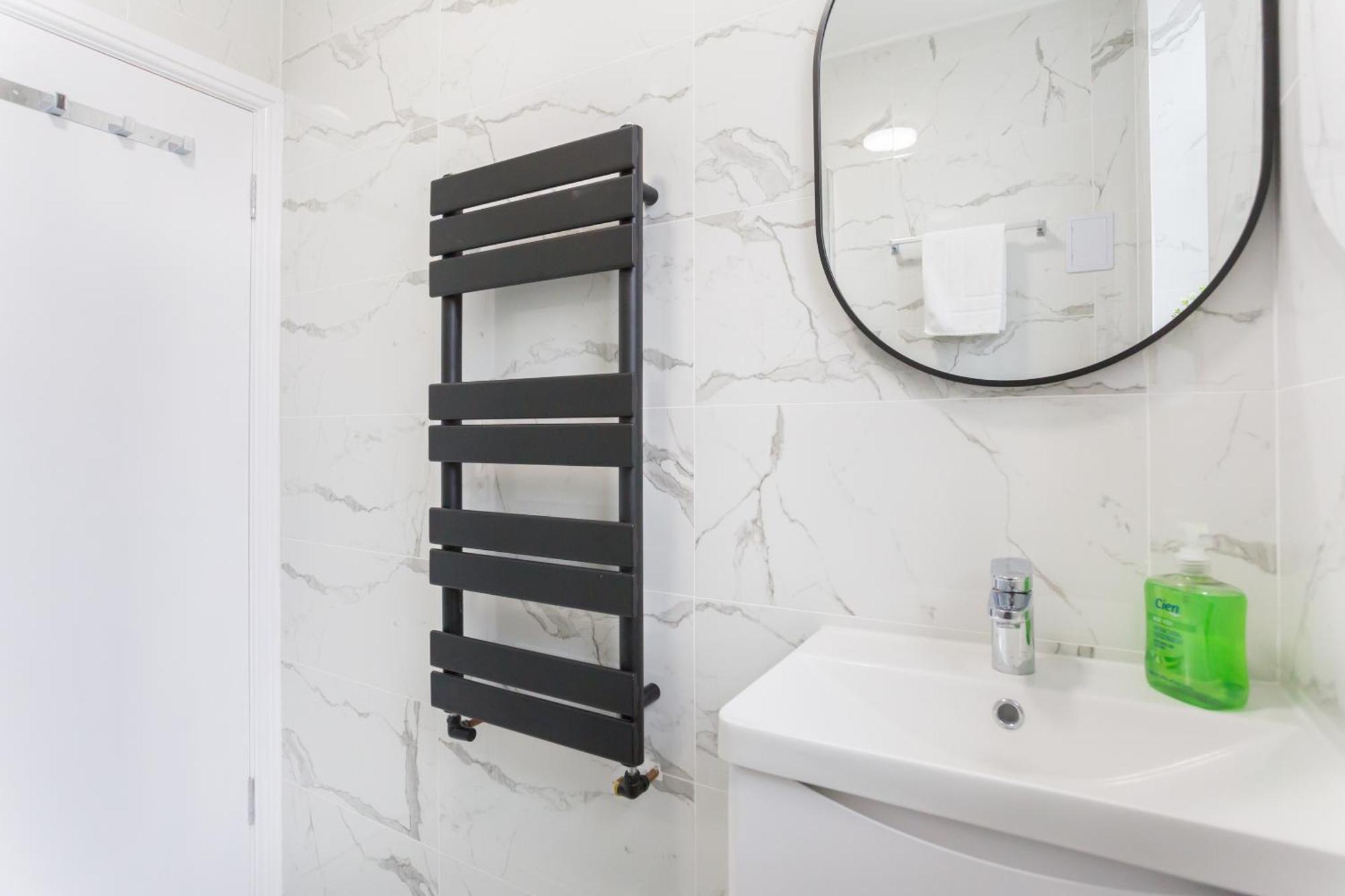 City Centre One Bedroom Apartment Next To Station, Newly Renovated Londen Buitenkant foto