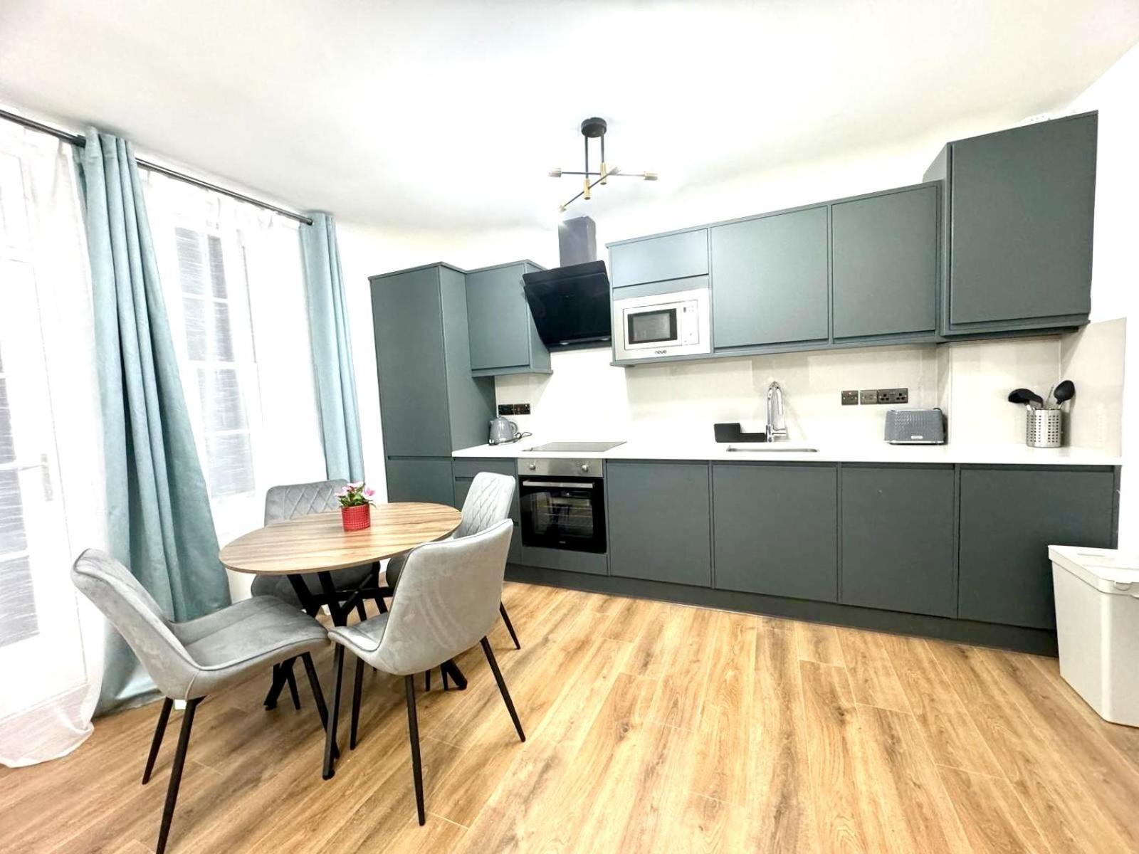 City Centre One Bedroom Apartment Next To Station, Newly Renovated Londen Buitenkant foto