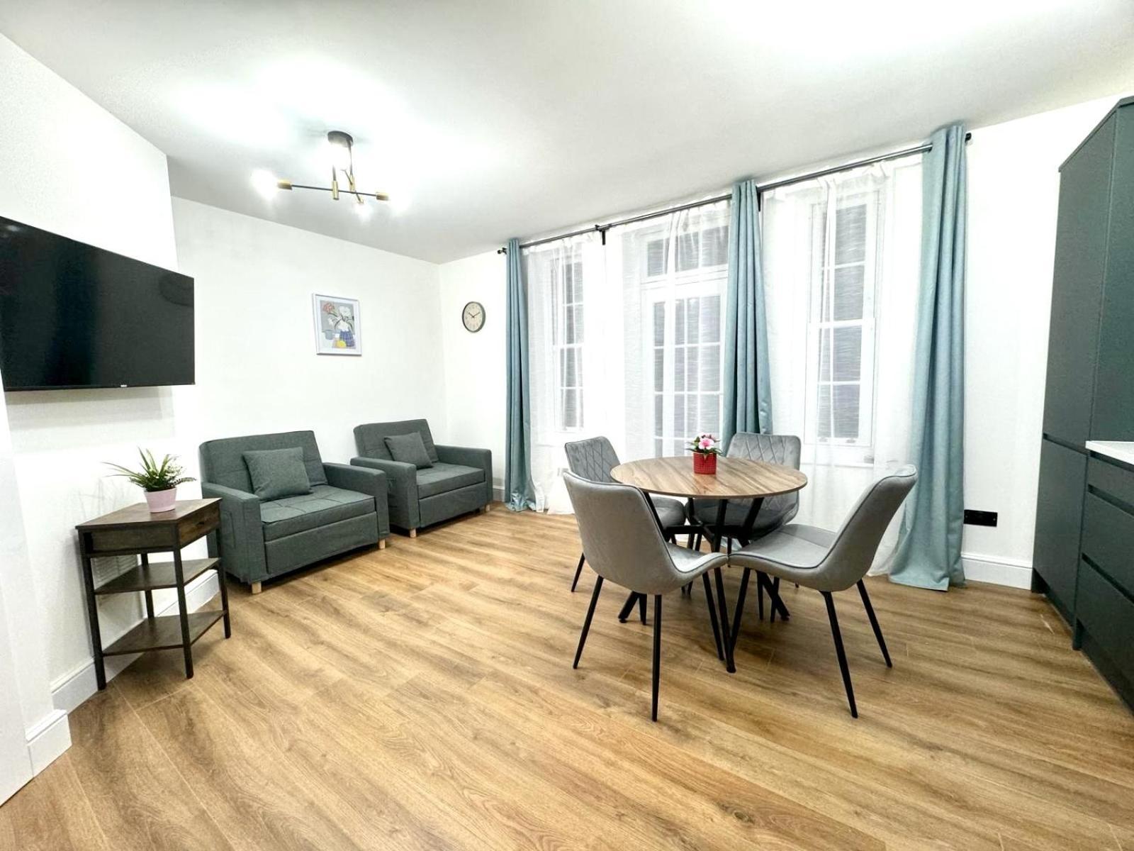 City Centre One Bedroom Apartment Next To Station, Newly Renovated Londen Buitenkant foto