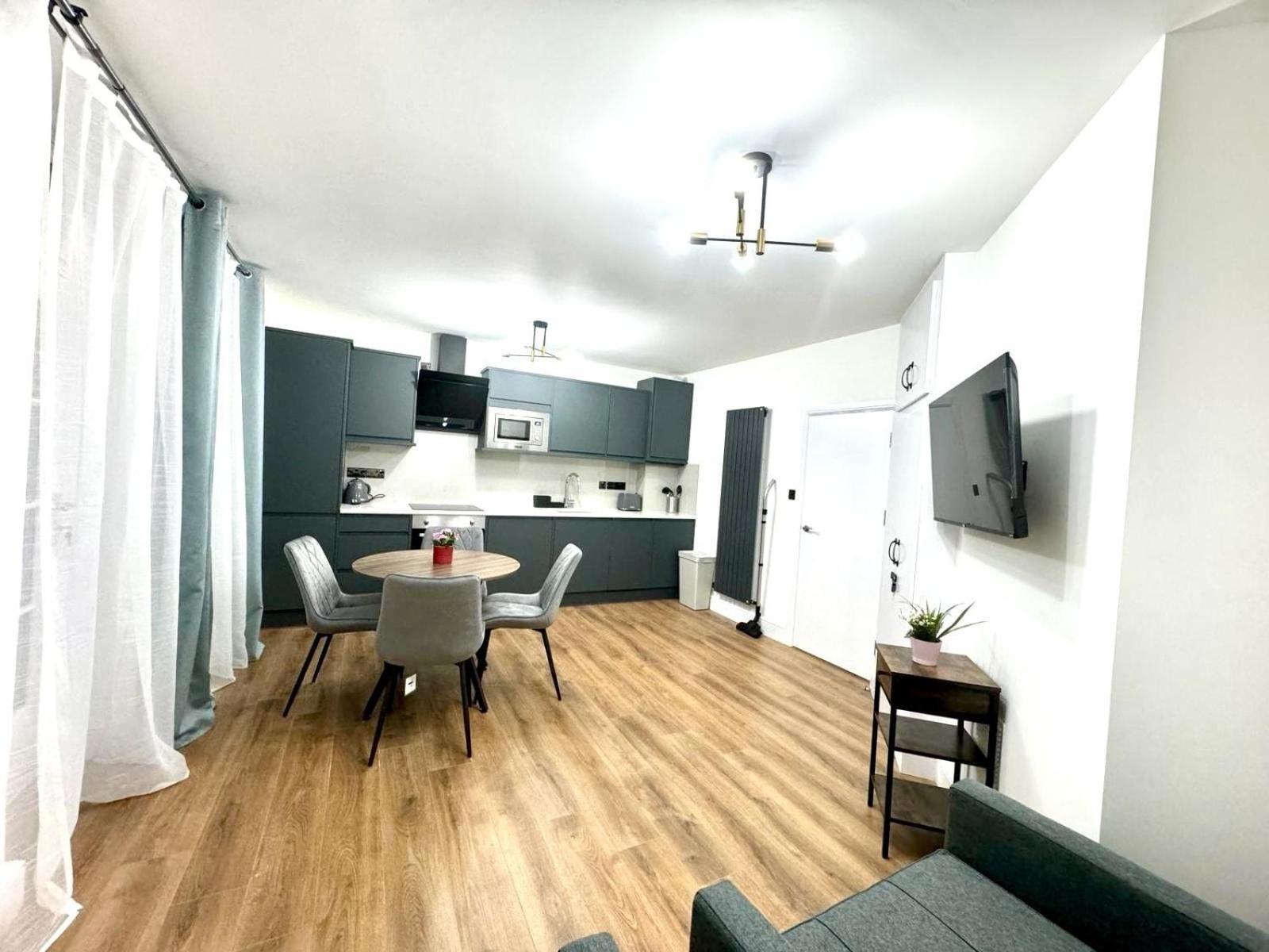 City Centre One Bedroom Apartment Next To Station, Newly Renovated Londen Buitenkant foto