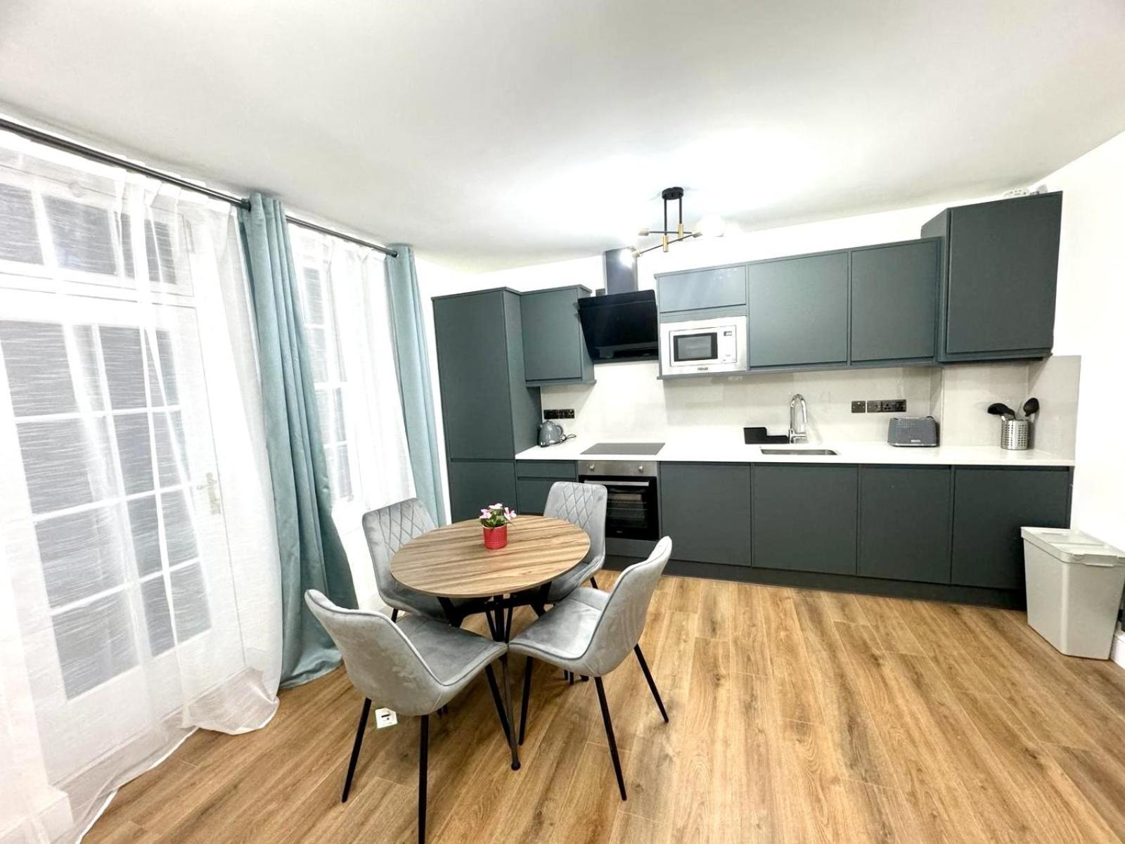 City Centre One Bedroom Apartment Next To Station, Newly Renovated Londen Buitenkant foto
