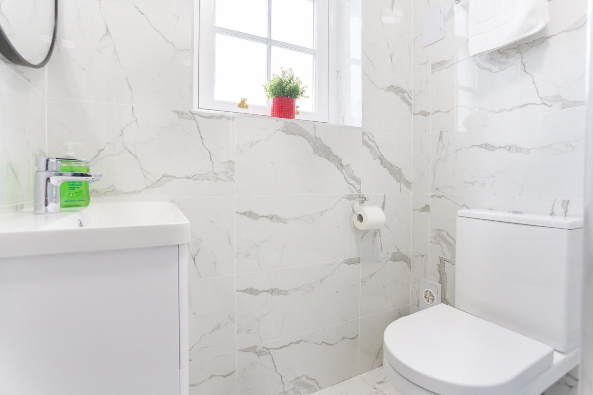 City Centre One Bedroom Apartment Next To Station, Newly Renovated Londen Buitenkant foto