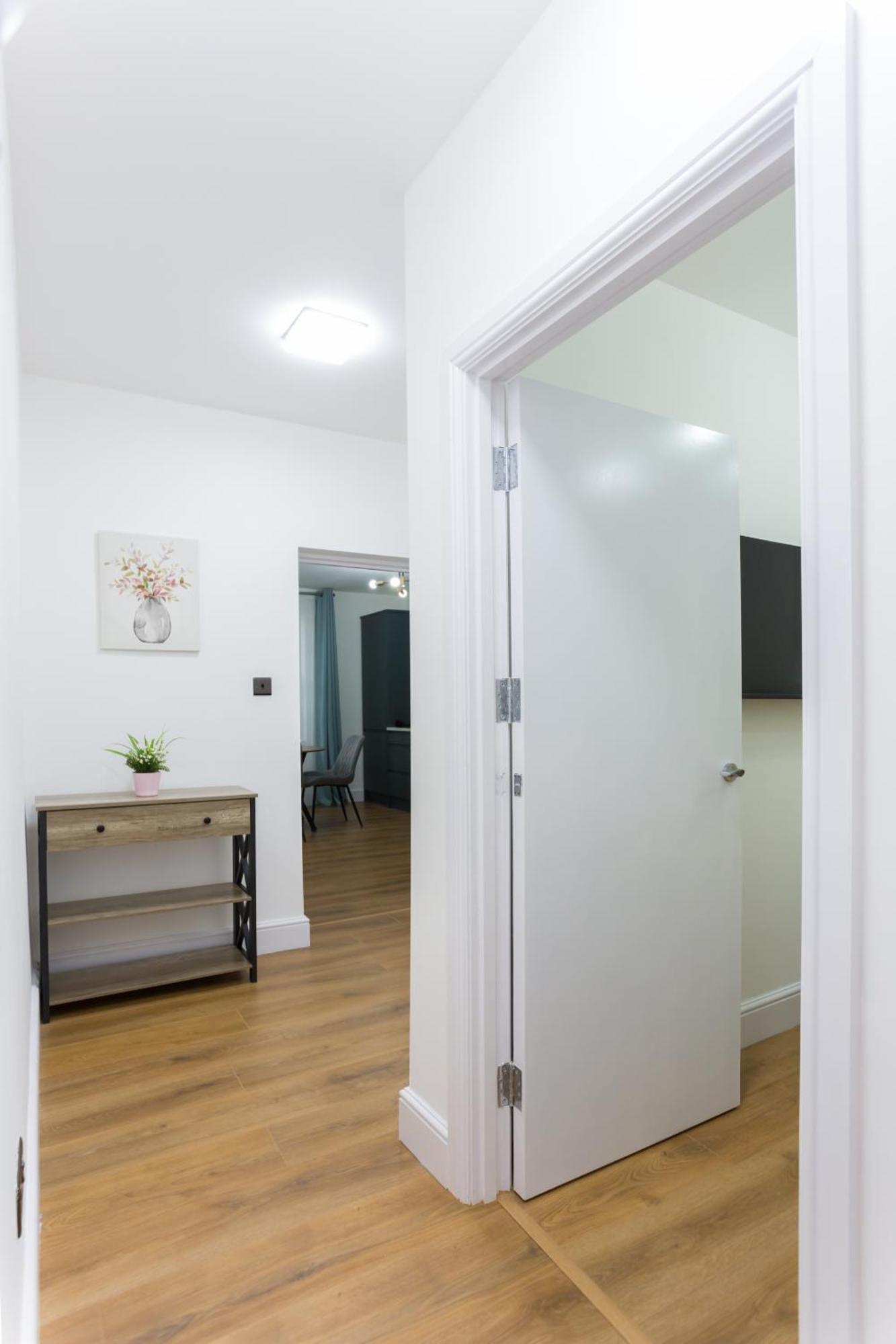 City Centre One Bedroom Apartment Next To Station, Newly Renovated Londen Buitenkant foto