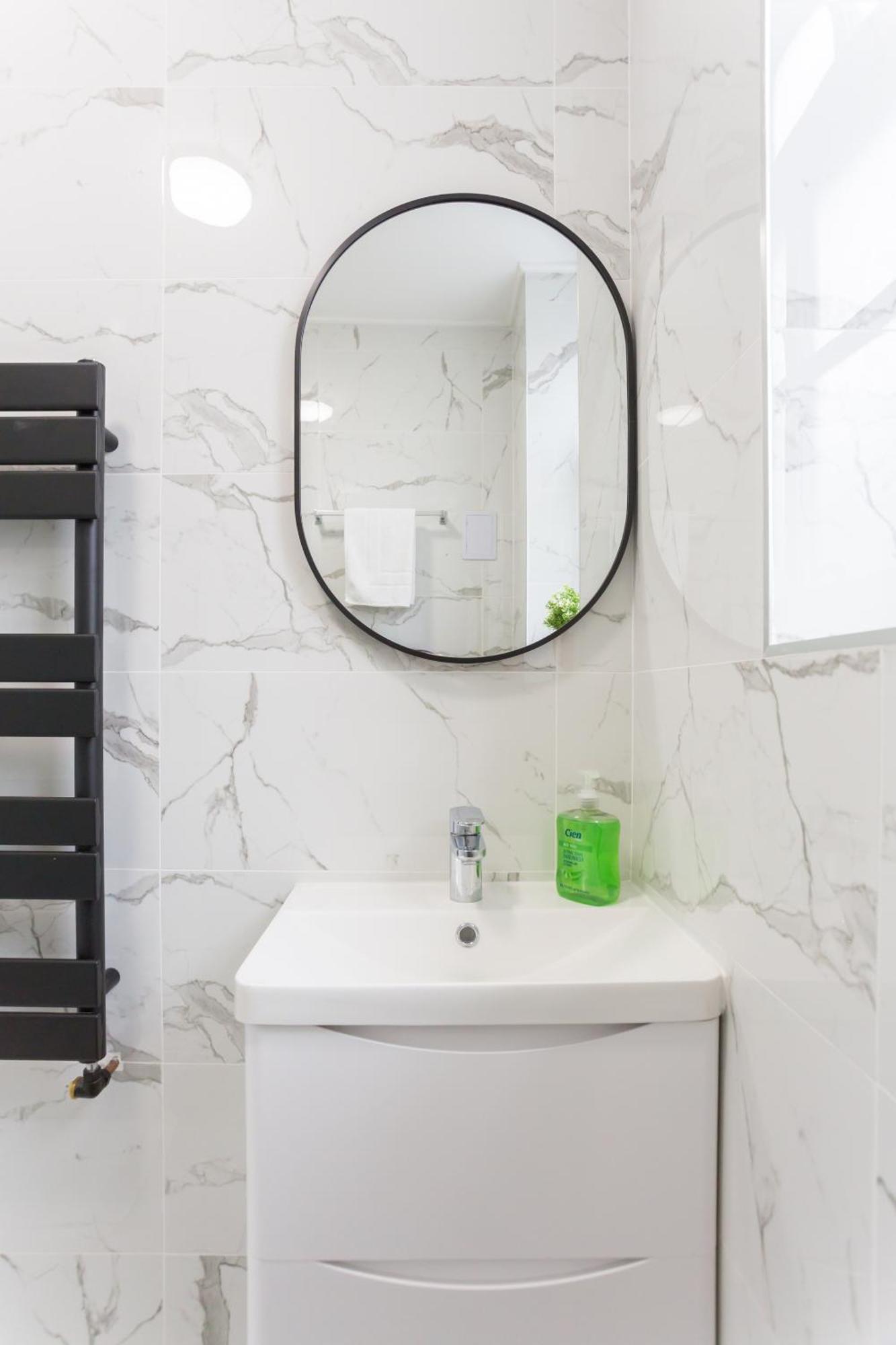 City Centre One Bedroom Apartment Next To Station, Newly Renovated Londen Buitenkant foto