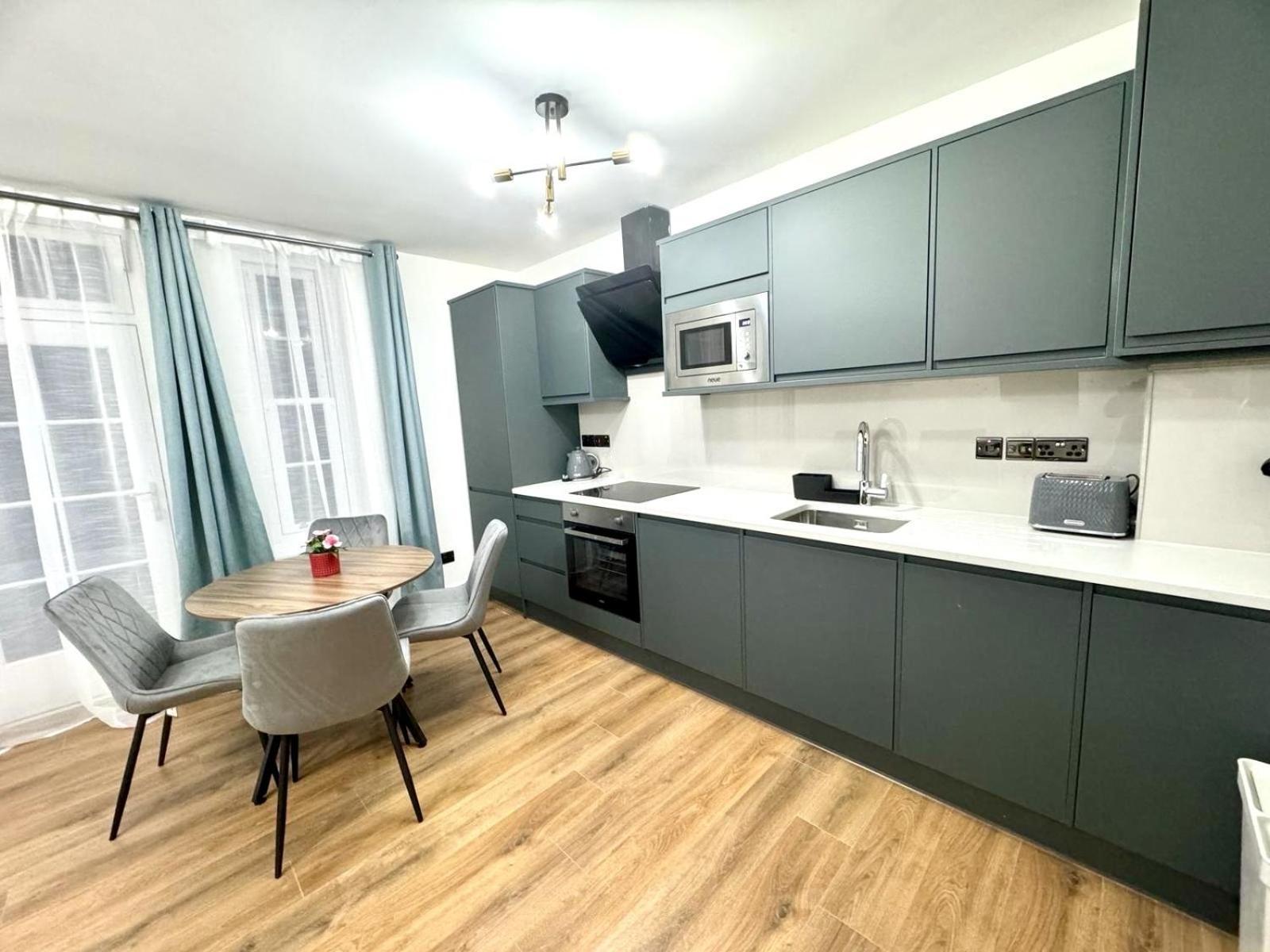 City Centre One Bedroom Apartment Next To Station, Newly Renovated Londen Buitenkant foto