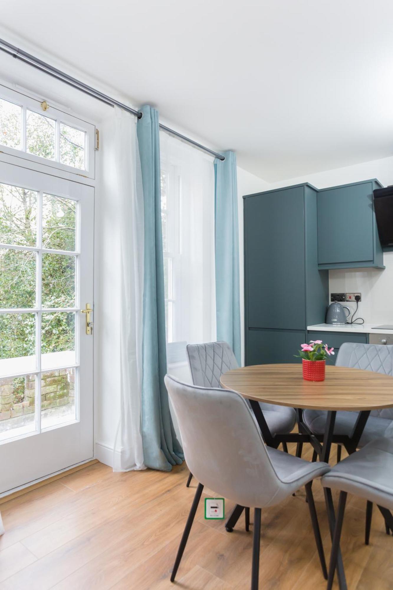 City Centre One Bedroom Apartment Next To Station, Newly Renovated Londen Buitenkant foto