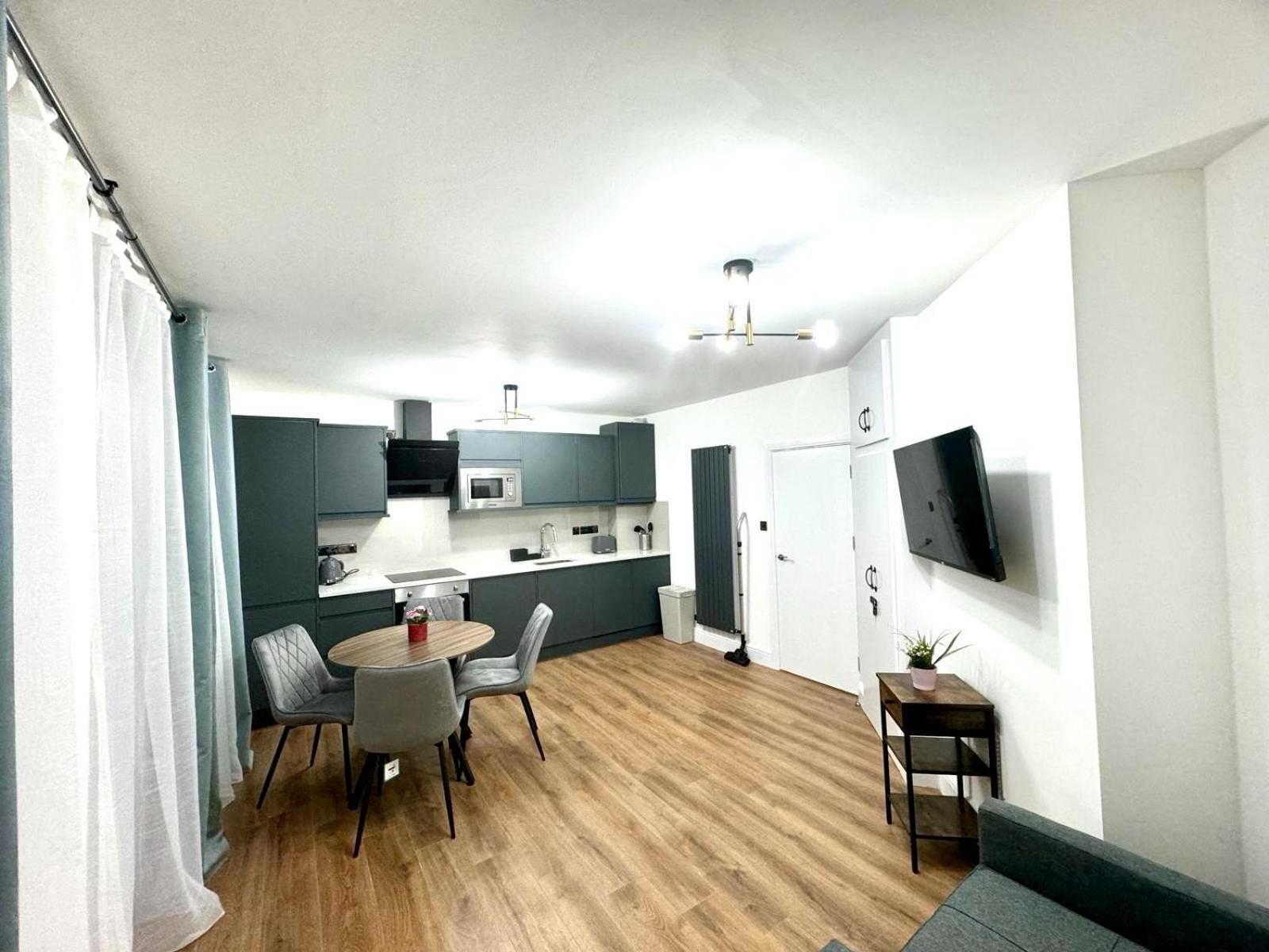 City Centre One Bedroom Apartment Next To Station, Newly Renovated Londen Kamer foto